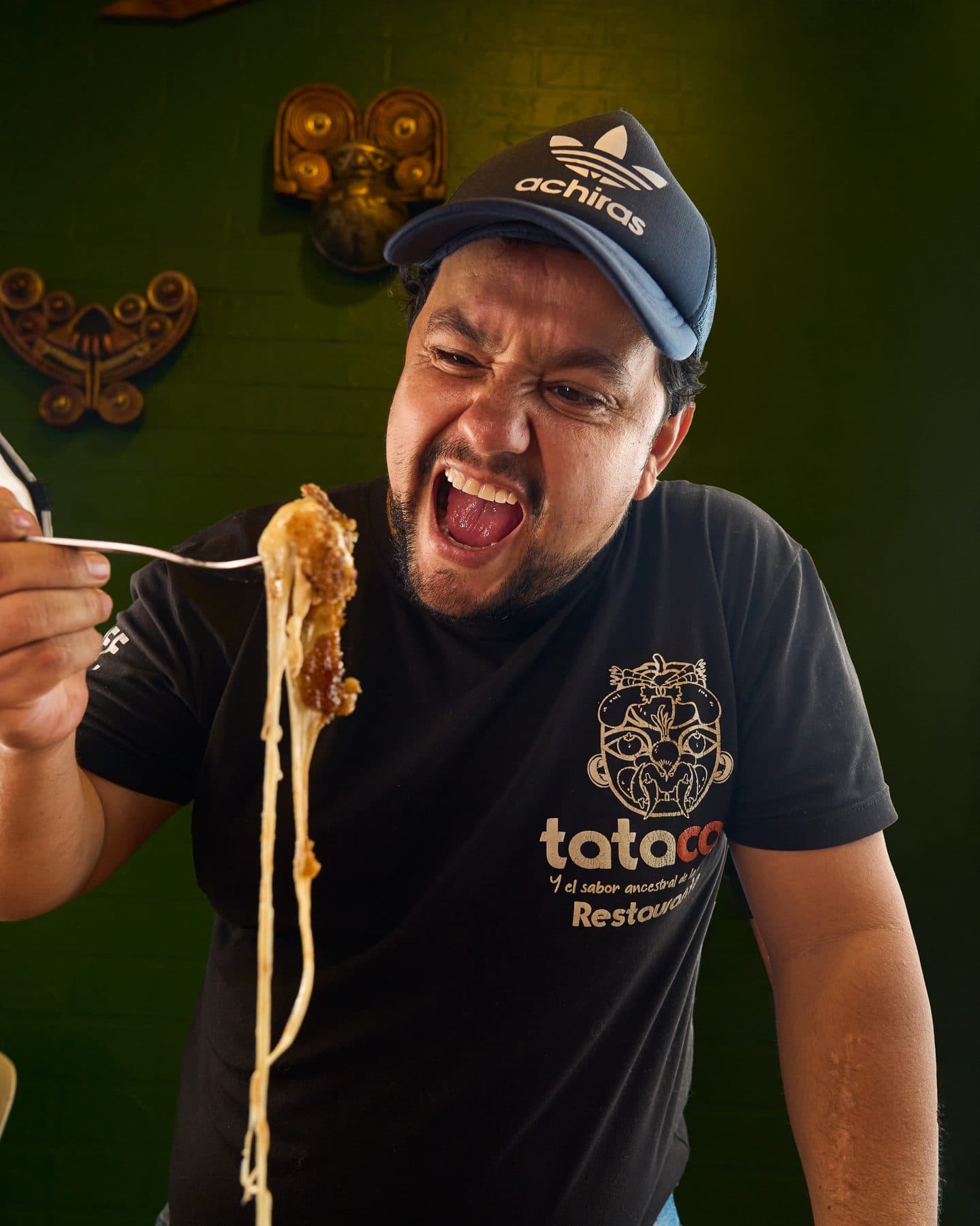 Chef presentando quesillo apanado en panko