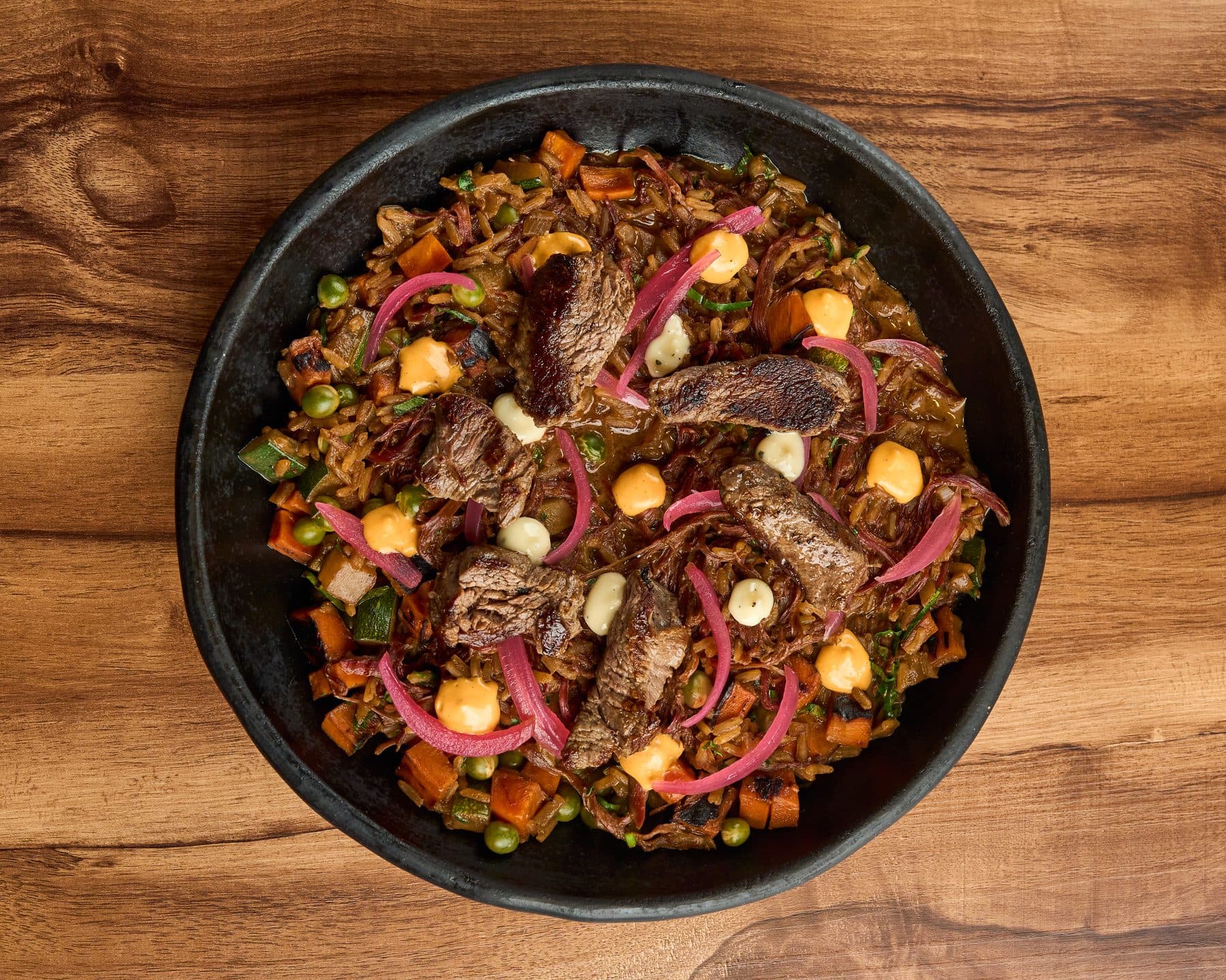 Arroz sofrito con res visto desde arriba