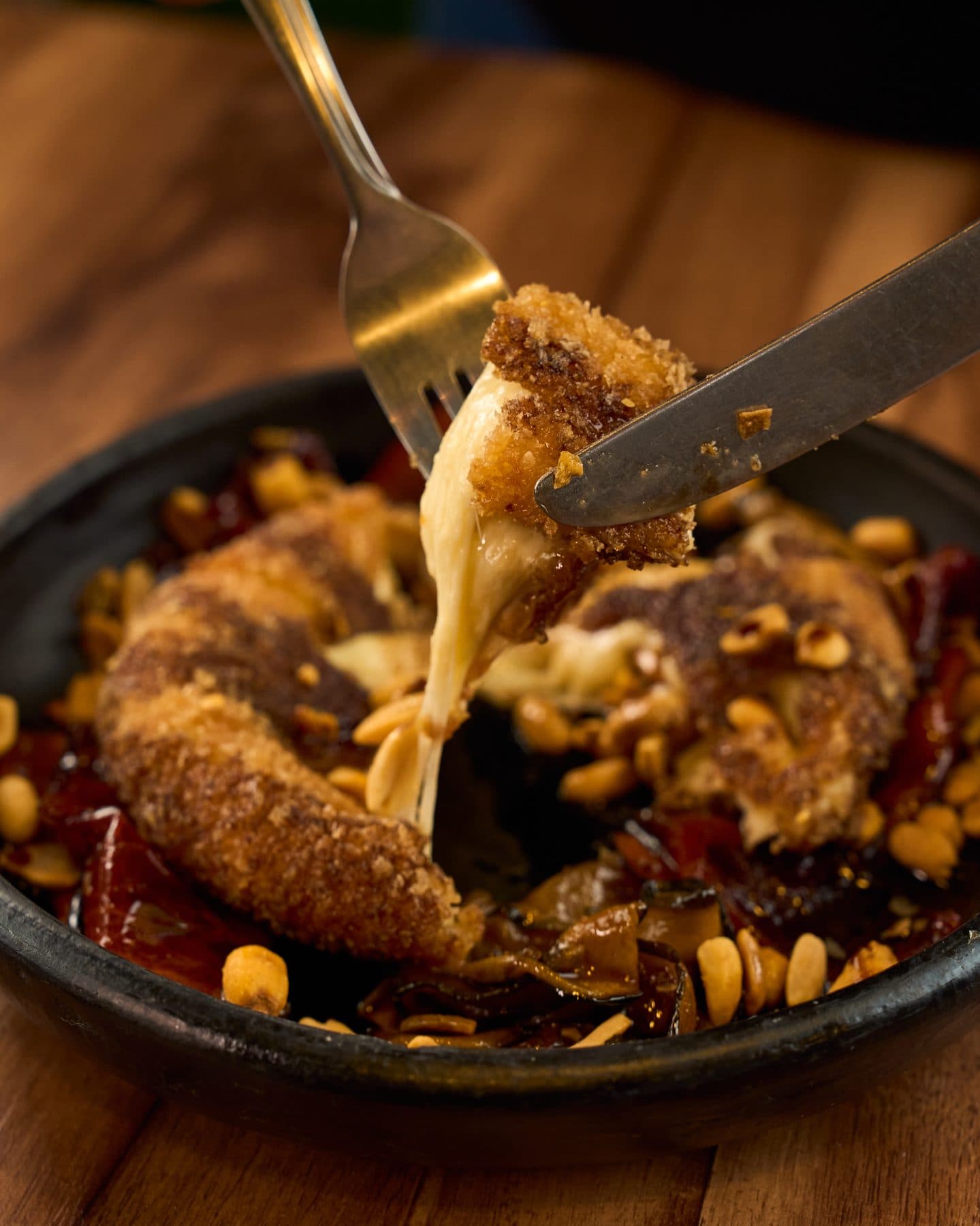 Quesillo apanado con hilo de queso fundido